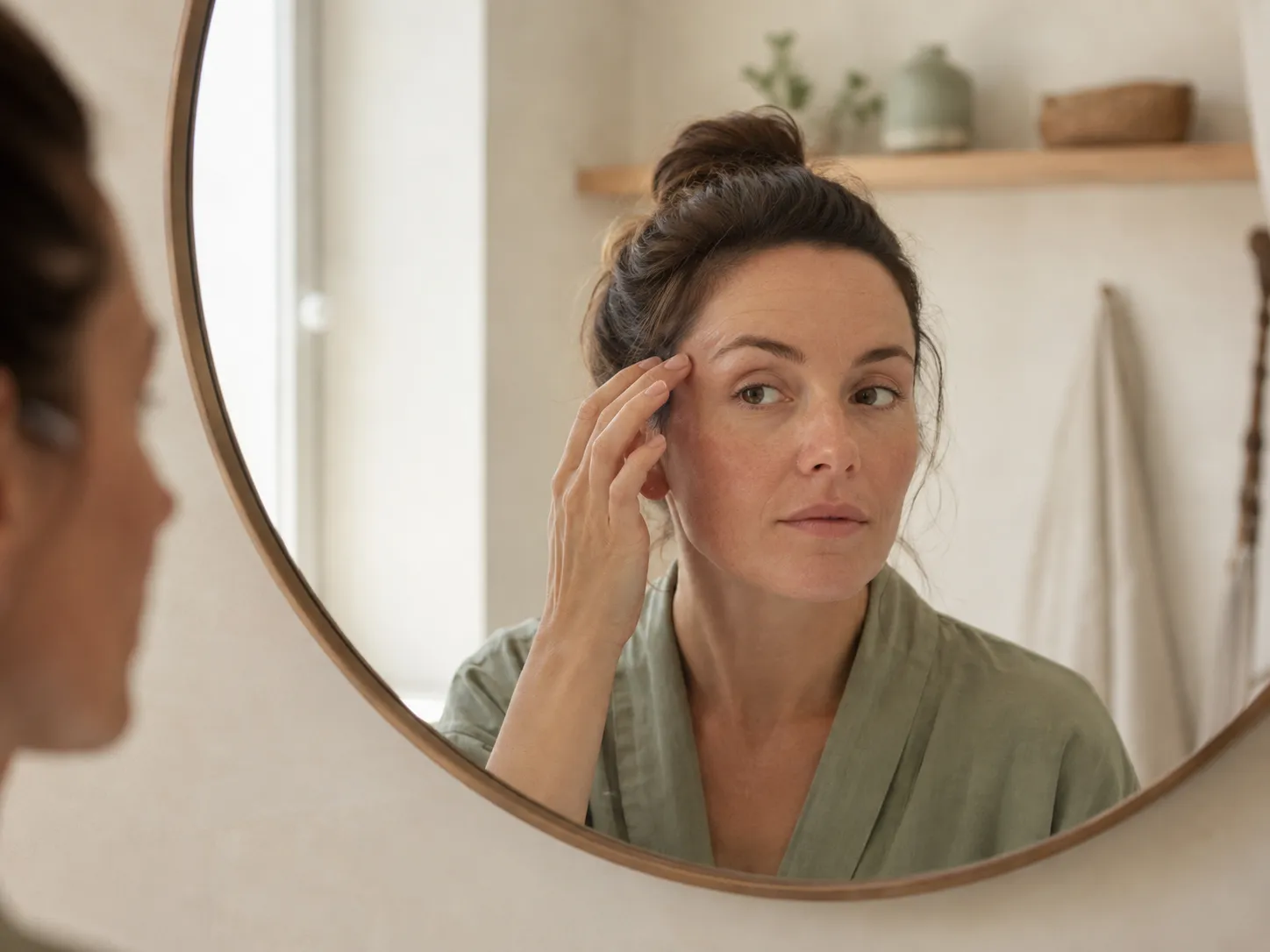 Homme observant des squames de dermatite séborrhéique sur son cuir chevelu dans un miroir